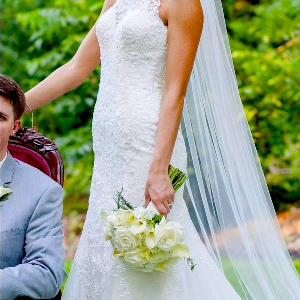 Beautiful wedding dress. Like new condition only worn for a few hours.